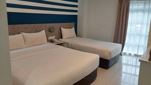 Een hotelkamer met twee bedden, een groot raam met gordijnen en een blauw-wit wandontwerp.