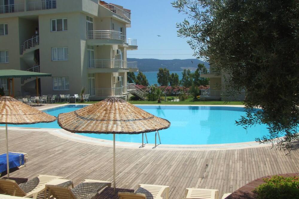 White Bay Resort 2 Bedrooms + 2 Bathrooms luxury beachfront aparts. max sleep 8