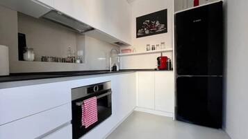 Fridge, oven, stovetop, dishwasher