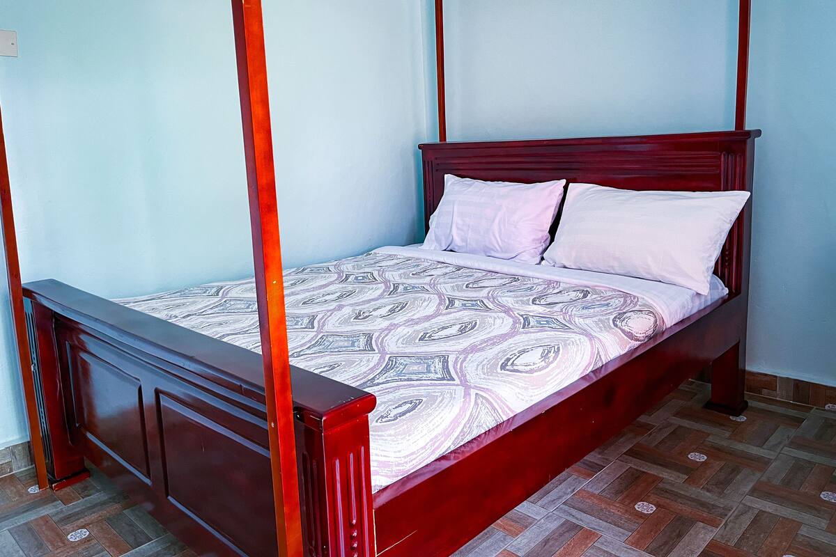 Deluxe tweepersoonskamer, balkon | Luxe beddengoed, donsdekens, een bureau, gratis wifi