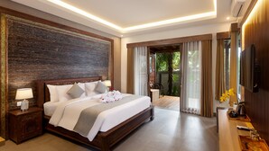 Un dormitorio amplio con una cama grande, mesitas de noche, televisión y vistas al exterior.
