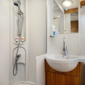 Shower, towels, soap, shampoo - Luxury Lunar Caravan
Sleeps 6 (Prees)