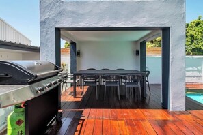 Outdoor dining - Sea Point Luxury Escape with Private Pool

 (Cape Town)