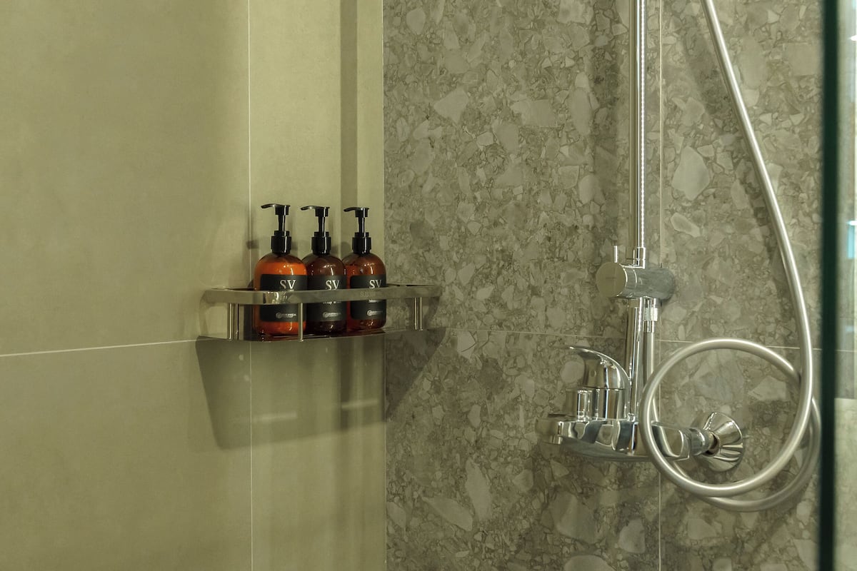 Dusche, Regendusche, kostenlose Toilettenartikel, Haartrockner