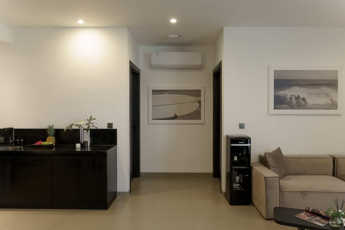 Luxury-Apartment, Poolblick | Wohnbereich | 65-Zoll-Smart-TV mit Digitalempfang, Netflix, Streaming-Dienste