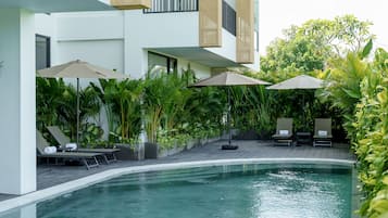 Kolam renang outdoor, dengan payung kolam renang dan kursi berjemur