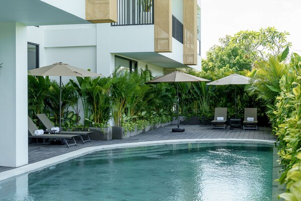 Outdoor pool, pool umbrellas, sun loungers - Sunny Aparts 1 (Canggu)