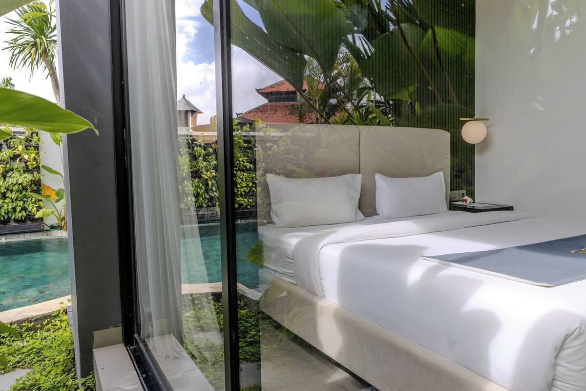 Luxury Apartment, Pool View | Premium bedding, pillowtop beds, minibar, in-room safe