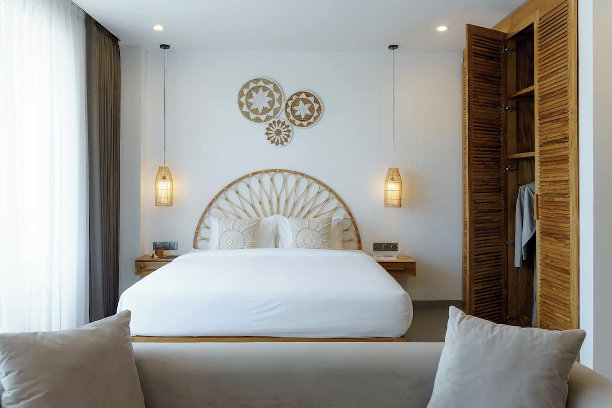 Premium bedding, pillow-top beds, minibar, in-room safe