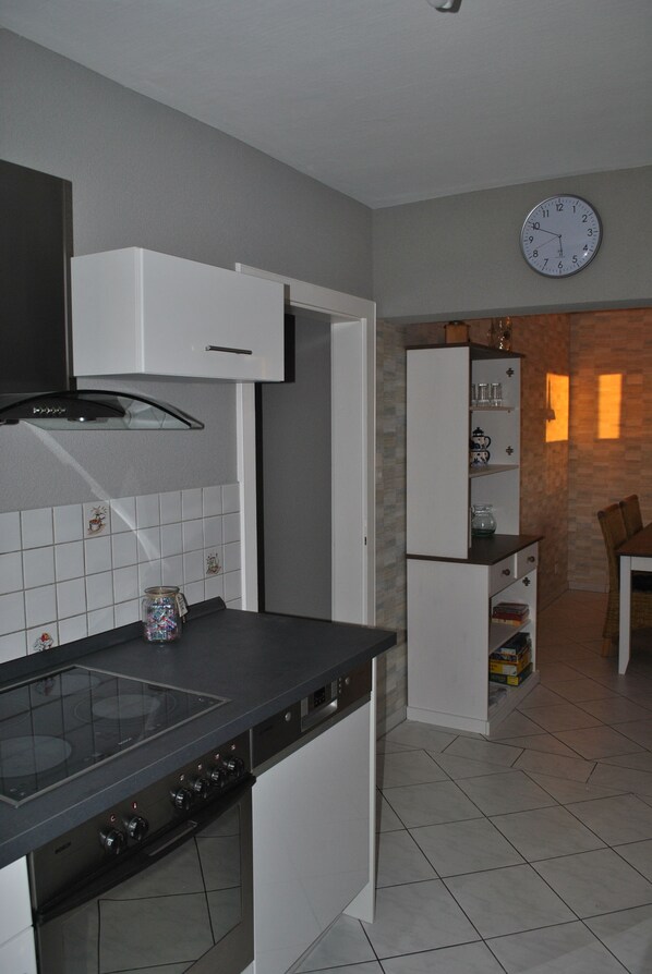 Kühlschrank, Mikrowelle, Herdplatte, Geschirrspüler