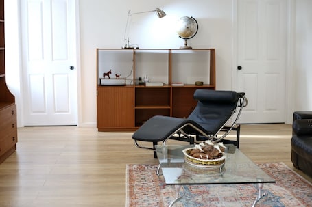 Interior. Big family house Easy to Airport
