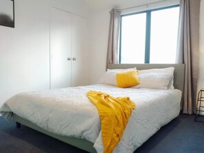 8 室のベッドルーム、デスク、アイロン / アイロン台、旅行用ベビーベッド