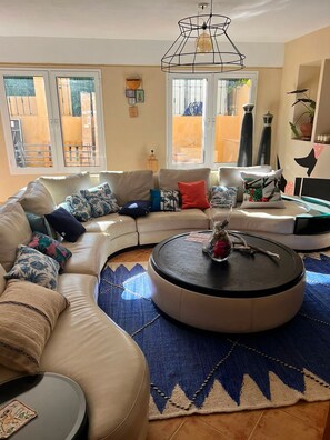 LED TV - ART POiNT GUESTHOUSE (Tamri)