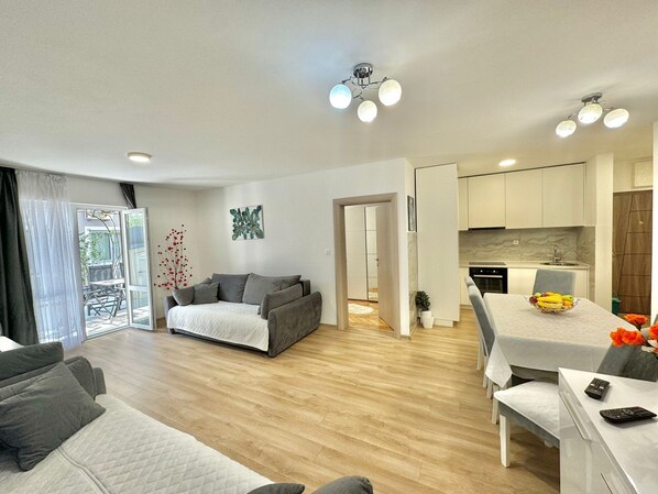 Family Apartment, Garden View | Living area | 32-inch LCD TV with cable channels - Family One bedroom apartment Marijana (Budva)