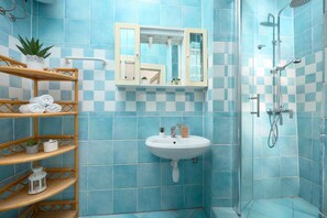 シティ アパートメント | バスルーム | シャワー、レインフォールシャワー、バスアメニティ (無料)、石鹸