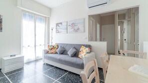 Apartment (1 Bedroom) | Wohnbereich | 55-Zoll-Fernseher mit Kabelempfang