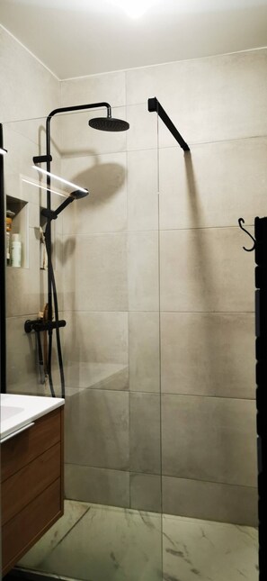 Hårføner, håndklær, såpe og toalettpapir