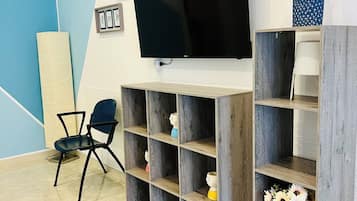 Habitación clásica | Área de sala de estar | Televisión