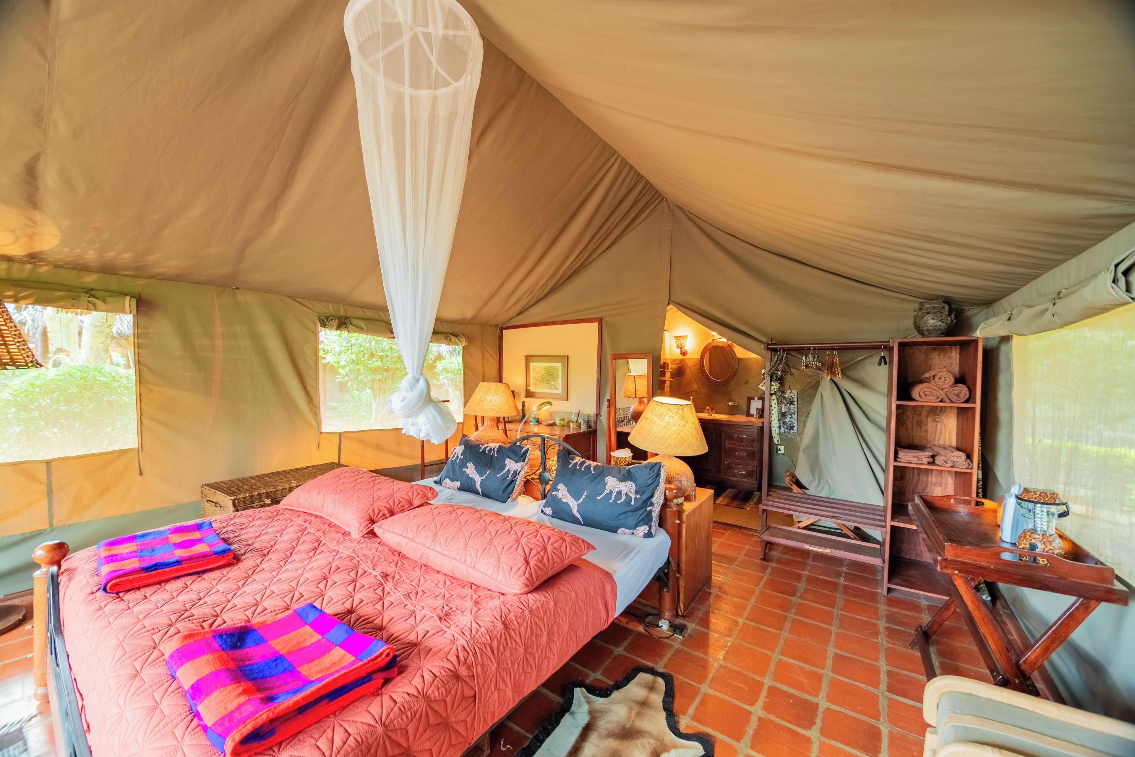 Tienda de campaña Confort (Longonot 1 Queen Size Bed) | Wifi gratis y ropa de cama 