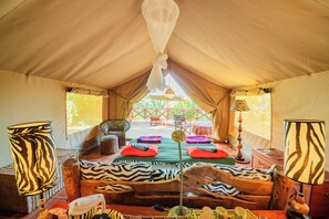 Tienda de campaña Confort (Hobley's 1 Queen Size Bed) | Ropa de cama de alta calidad, edredón y minibar 