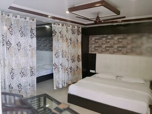Family Quadruple Room | Desk, free WiFi, bed sheets - Green Palms Rubystone Exotic (Lansdowne)