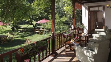 Deluxe Room, 1 King Bed, Non Smoking, Mountain View | Balcony