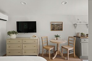 Dining - Charming Downtown Country Cottage (Chico)