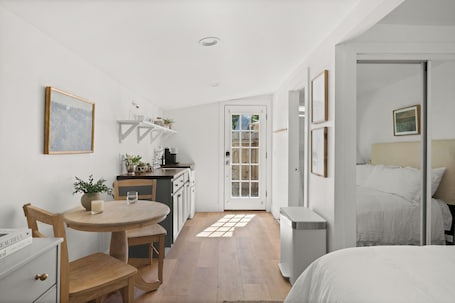 1 室のベッドルーム、アイロン / アイロン台、WiFi (無料)、ベッドシーツ. Charming Downtown Country Cottage