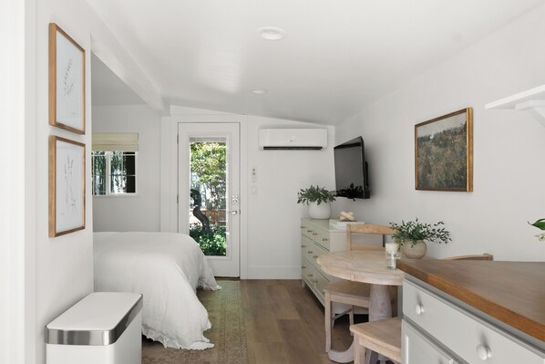 1 bedroom, iron/ironing board, free WiFi, bed sheets - Charming Downtown Country Cottage (Chico)