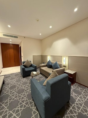 Suite, 1 King-Bett, Eckzimmer | Zimmersafe, Bügeleisen/Bügelbrett, kostenloses WLAN, Bettwäsche