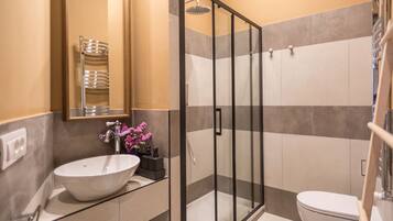 Douche, sĂšche-cheveux, bidet, serviettes fournies