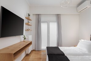 2 makuuhuonetta, työpöytä, silitysrauta/-lauta, vauvan matkasänky