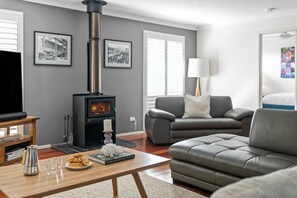 Televisión y chimenea 
