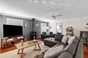 Una televisión, una chimenea