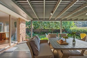 Outdoor dining - Bliss at Jervis Bay - pet-friendly Vincentia home (Vincentia)