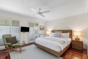 4 bedrooms, iron/ironing board, WiFi, bed sheets