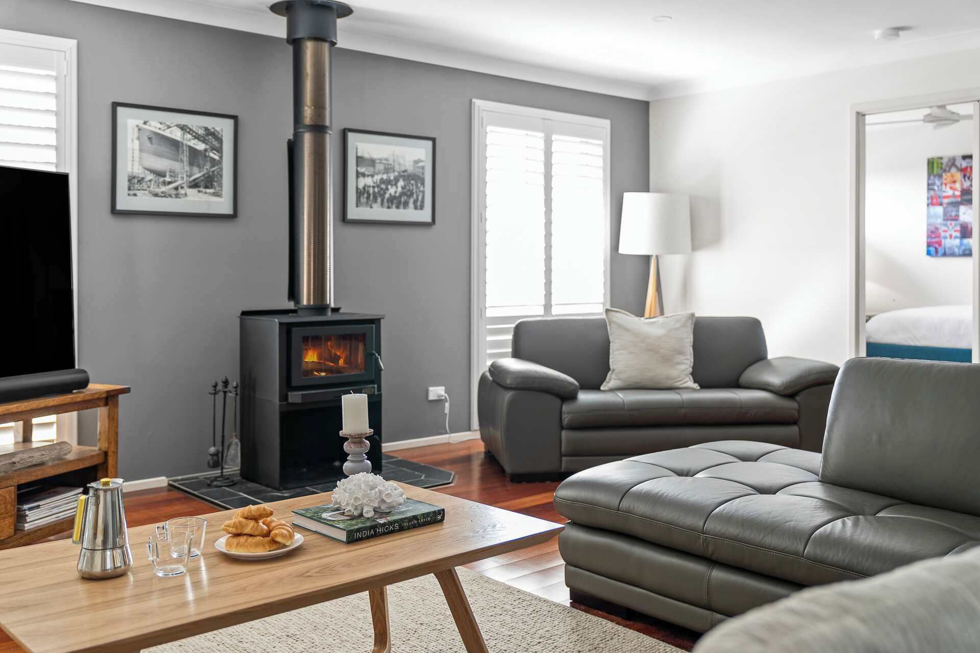 Televisión y chimenea 