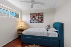 4 bedrooms, iron/ironing board, WiFi, bed sheets