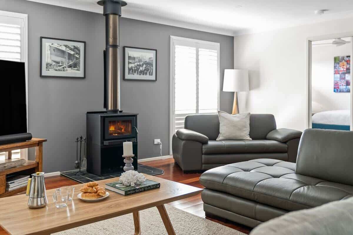 Una televisión, una chimenea