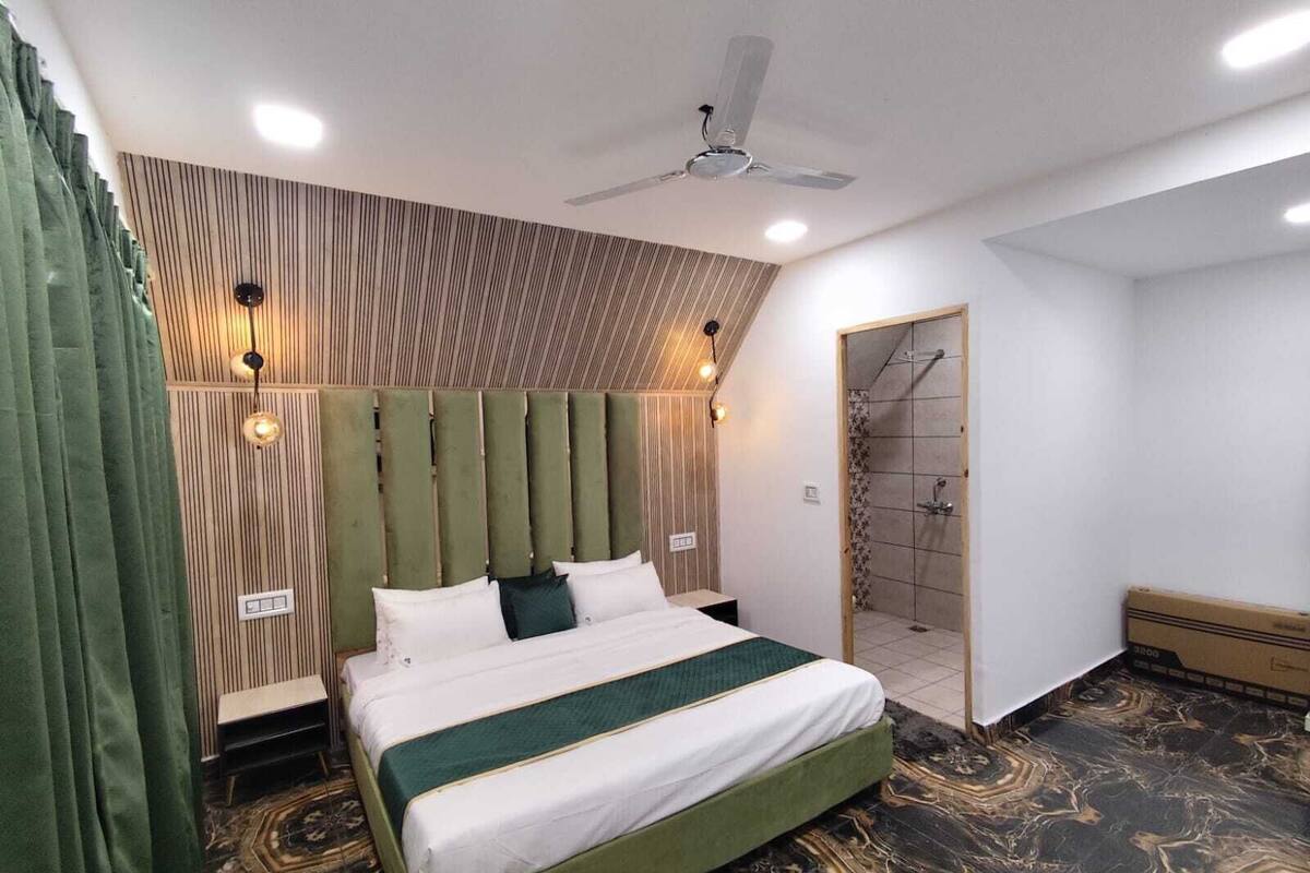 Ein Hotelzimmer mit einem Bett, einer Dusche und einem grünen Vorhang.
