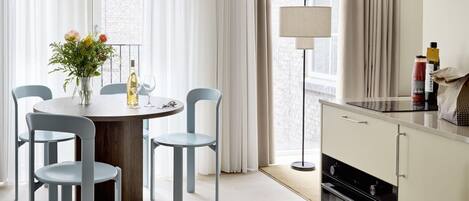 冷蔵庫、オーブン、コンロ、食器洗い機