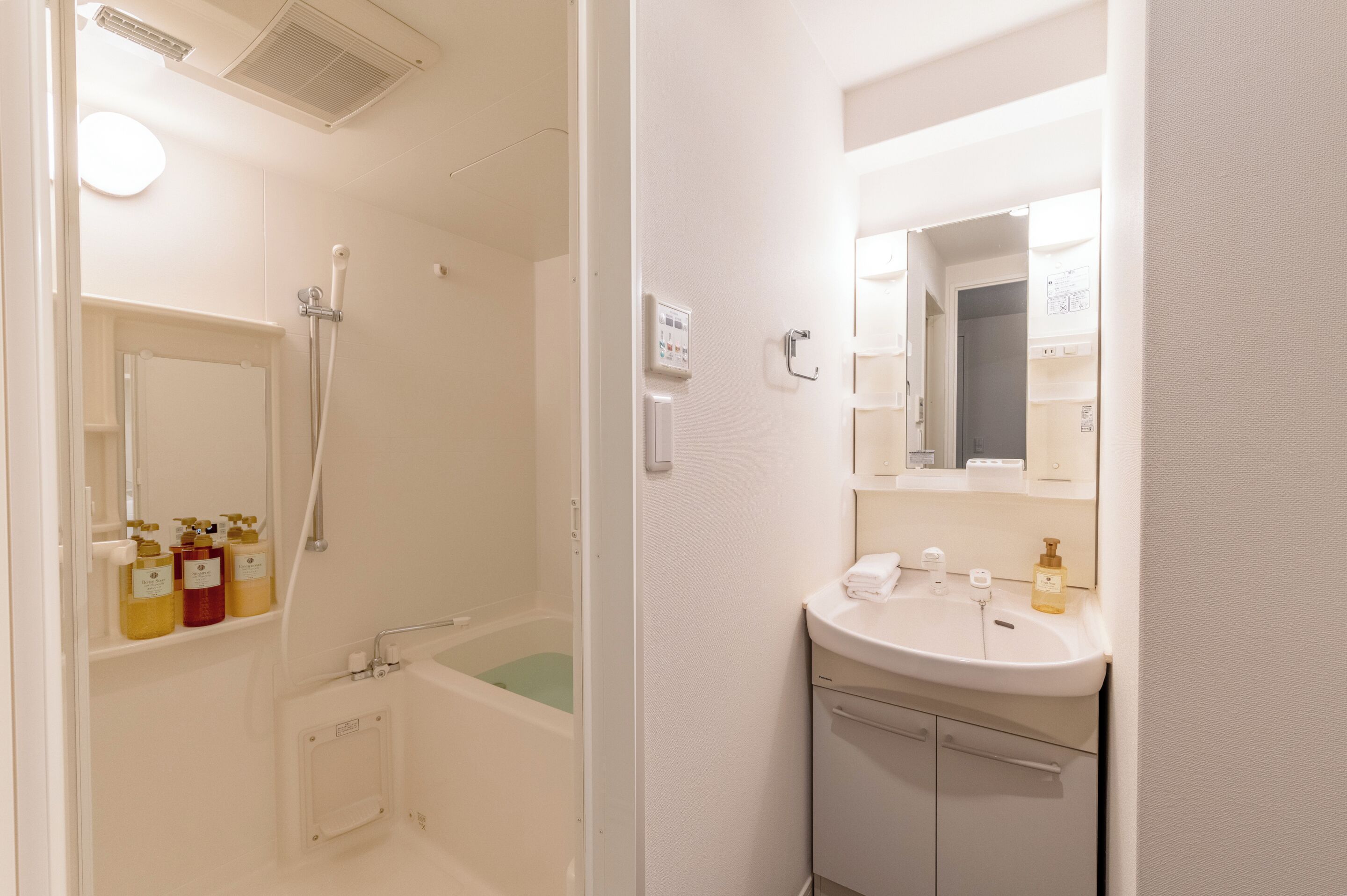 Phòng 2 giường đơn Deluxe, 2 giường đôi, không hút thuốc, bếp | Phòng tắm | Vòi sen/bồn tắm kết hợp, đồ dùng nhà tắm miễn phí, máy sấy tóc 