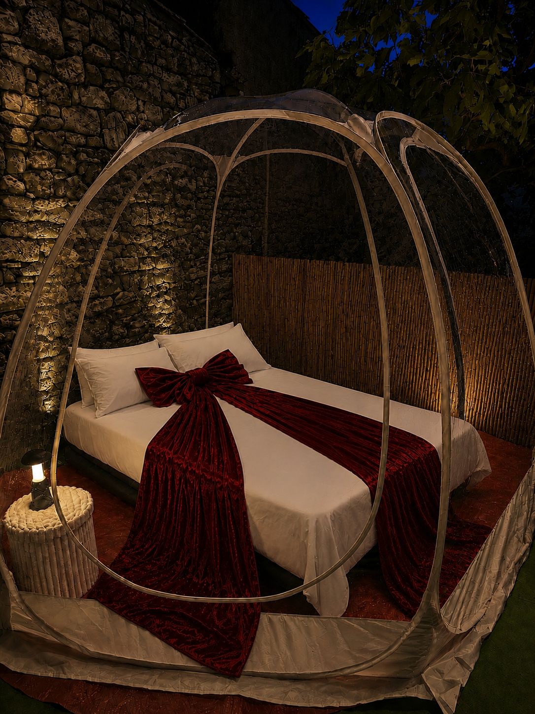 Un lit à baldaquin et une table de chevet.