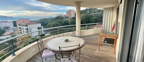 屋外ダイニングエリア