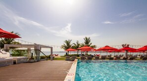 2 outdoor pools, lifeguards on site - Bespoke Residences - Th8 Palm Jumeirah (Dubai)