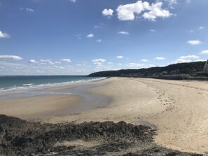 On the beach - Beautiful Recent Modern House Large Terrace Garden Sea View. Sea 40 Meters Away! (Plérin)