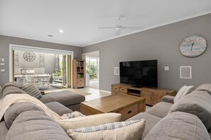 TV, offices - Burunda Beach Haven, Rosebud - Private, spacious with a home cinema. Great for families! (Rosebud)