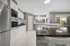 微波爐、洗碗機、咖啡機/沖茶器、高腳椅