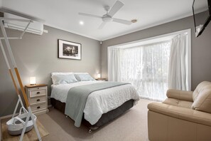 5 bedrooms, desk, iron/ironing board, WiFi - Burunda Beach Haven, Rosebud - Private, spacious with a home cinema. Great for families! (Rosebud)