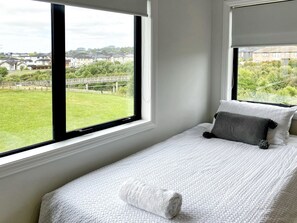 9 quartos, ferros/tábuas de passar roupa, berço de viagem